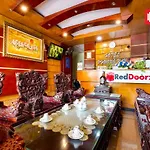 RedDoorz Phuong Nam Hotel near Nga Tu Binh Thai